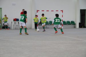 jogos de oeiras crianças a jogar futebol