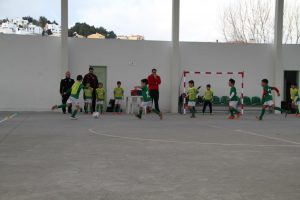 jogos de oeiras crianças a jogar futebol