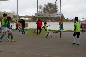 jogos de oeiras crianças a jogar futebol