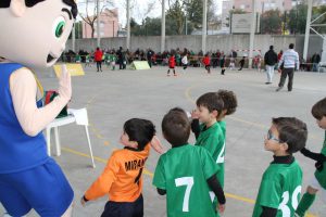 jogos de oeiras crianças a jogar futebol