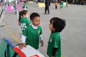 jogos de oeiras crianças a jogar futebol