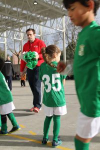 jogos de oeiras crianças a jogar futebol