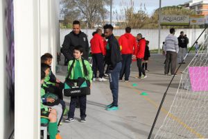 jogos de oeiras crianças a jogar futebol