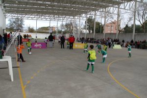 jogos de oeiras crianças a jogar futebol