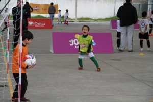 jogos de oeiras crianças a jogar futebol