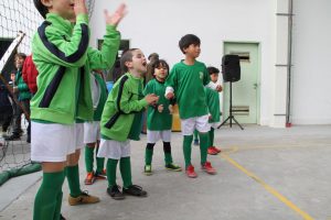 jogos de oeiras crianças a jogar futebol