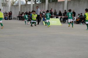 jogos de oeiras crianças a jogar futebol