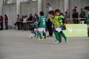 jogos de oeiras crianças a jogar futebol