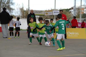 jogos de oeiras crianças a jogar futebol