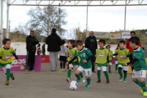 jogos de oeiras crianças a jogar futebol