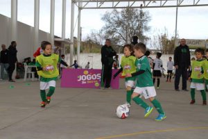 jogos de oeiras crianças a jogar futebol