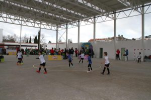 jogos de oeiras crianças a jogar futebol