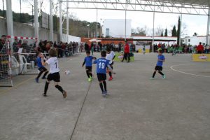 jogos de oeiras crianças a jogar futebol