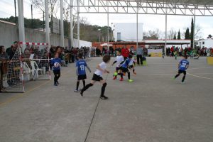 jogos de oeiras crianças a jogar futebol