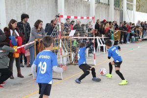 jogos de oeiras crianças a jogar futebol