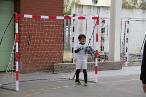 jogos de oeiras crianças a jogar futebol