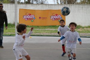 jogos de oeiras crianças a jogar futebol