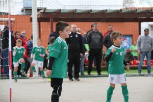 jogos de oeiras crianças a jogar futebol