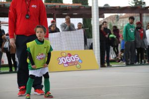 jogos de oeiras crianças a jogar futebol