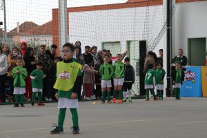 jogos de oeiras crianças a jogar futebol