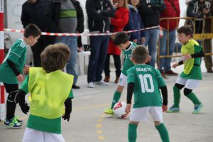 jogos de oeiras crianças a jogar futebol