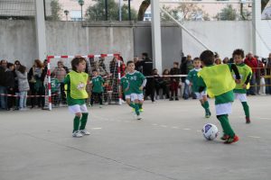 jogos de oeiras crianças a jogar futebol