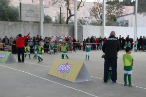 jogos de oeiras crianças a jogar futebol