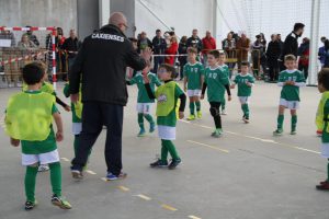 jogos de oeiras crianças a jogar futebol