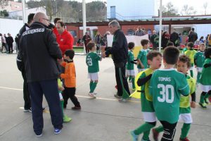 jogos de oeiras crianças a jogar futebol