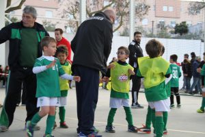 jogos de oeiras crianças a jogar futebol