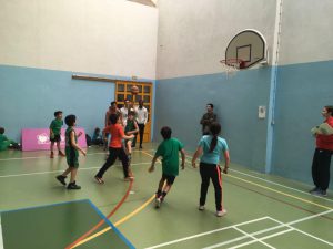 jogos de oeiras crianças a jogar basquetebol