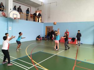 jogos de oeiras crianças a jogar basquetebol