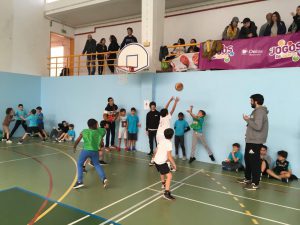 jogos de oeiras crianças a jogar basquetebol