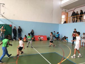 jogos de oeiras crianças a jogar basquetebol