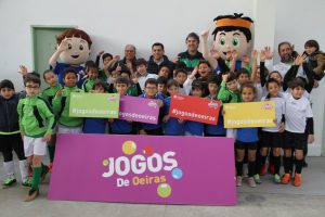 jogos de oeiras crianças a jogar futebol