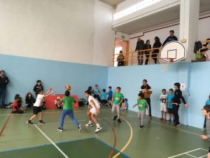 jogos de oeiras crianças a jogar basquetebol