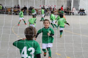 jogos de oeiras crianças a jogar futebol