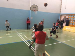 jogos de oeiras crianças a jogar basquetebol