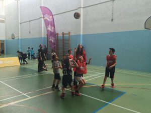 jogos de oeiras crianças a jogar basquetebol