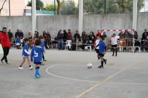 jogos de oeiras crianças a jogar futebol