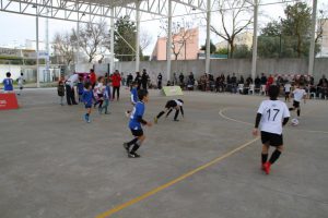 jogos de oeiras crianças a jogar futebol