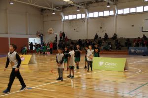 jogos de oeiras crianças a jogar basquetebol