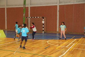 jogos de oeiras crianças a jogar basquetebol