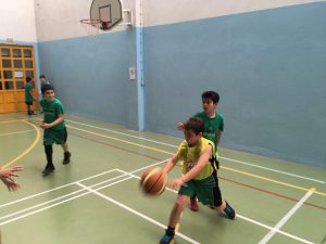 jogos de oeiras crianças a jogar basquetebol