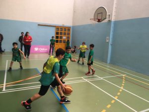 jogos de oeiras crianças a jogar basquetebol