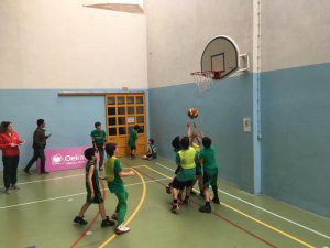 jogos de oeiras crianças a jogar basquetebol