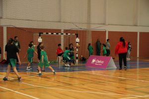 jogos de oeiras crianças a jogar basquetebol