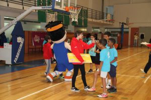 jogos de oeiras crianças a jogar basquetebol