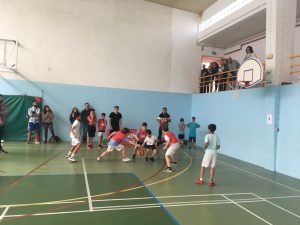 jogos de oeiras crianças a jogar basquetebol