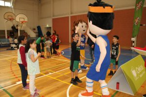 jogos de oeiras crianças a jogar basquetebol